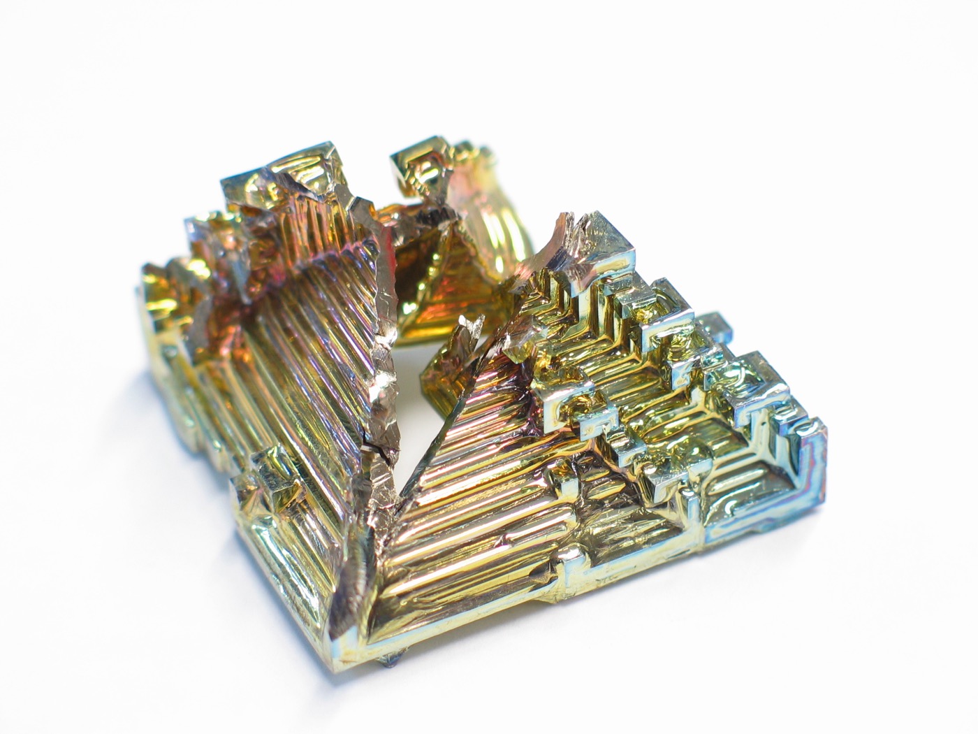 Cristal de bismuth aux irisations caractéristiques.