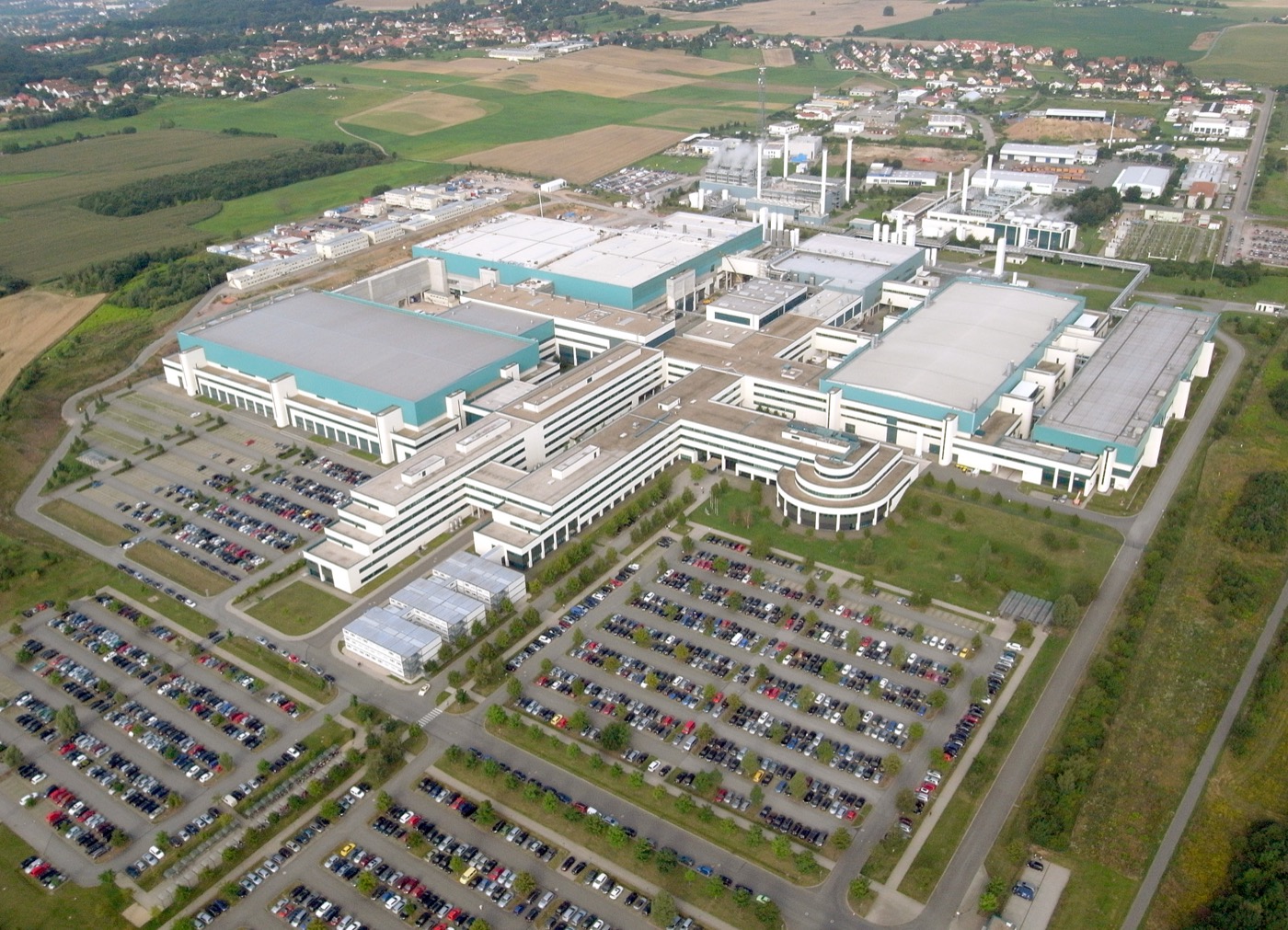 Vue aérienne d'une usine de semi-conducteurs.
