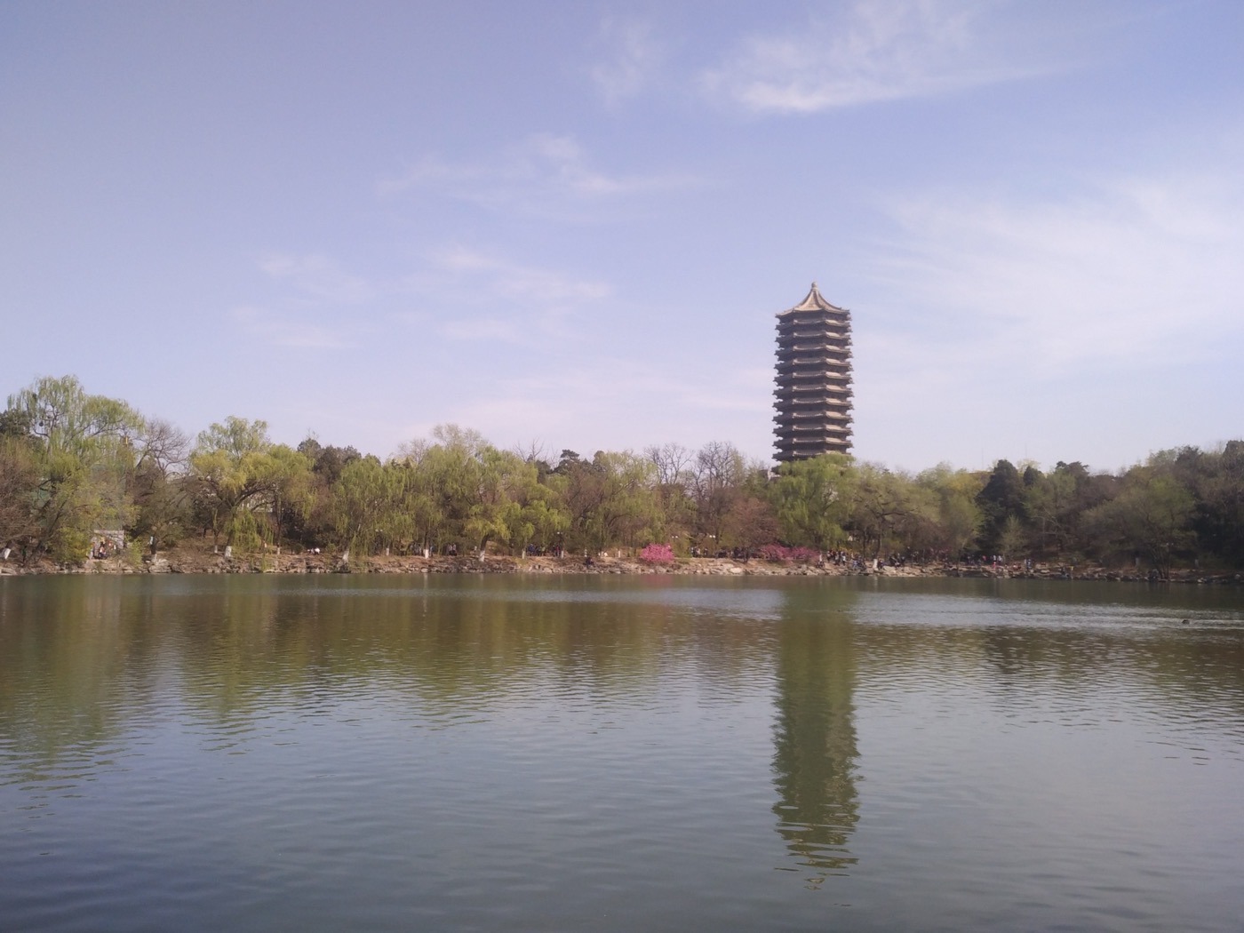 La tour Boya et le lac Weiming sur le campus de l'Université de Pékin.