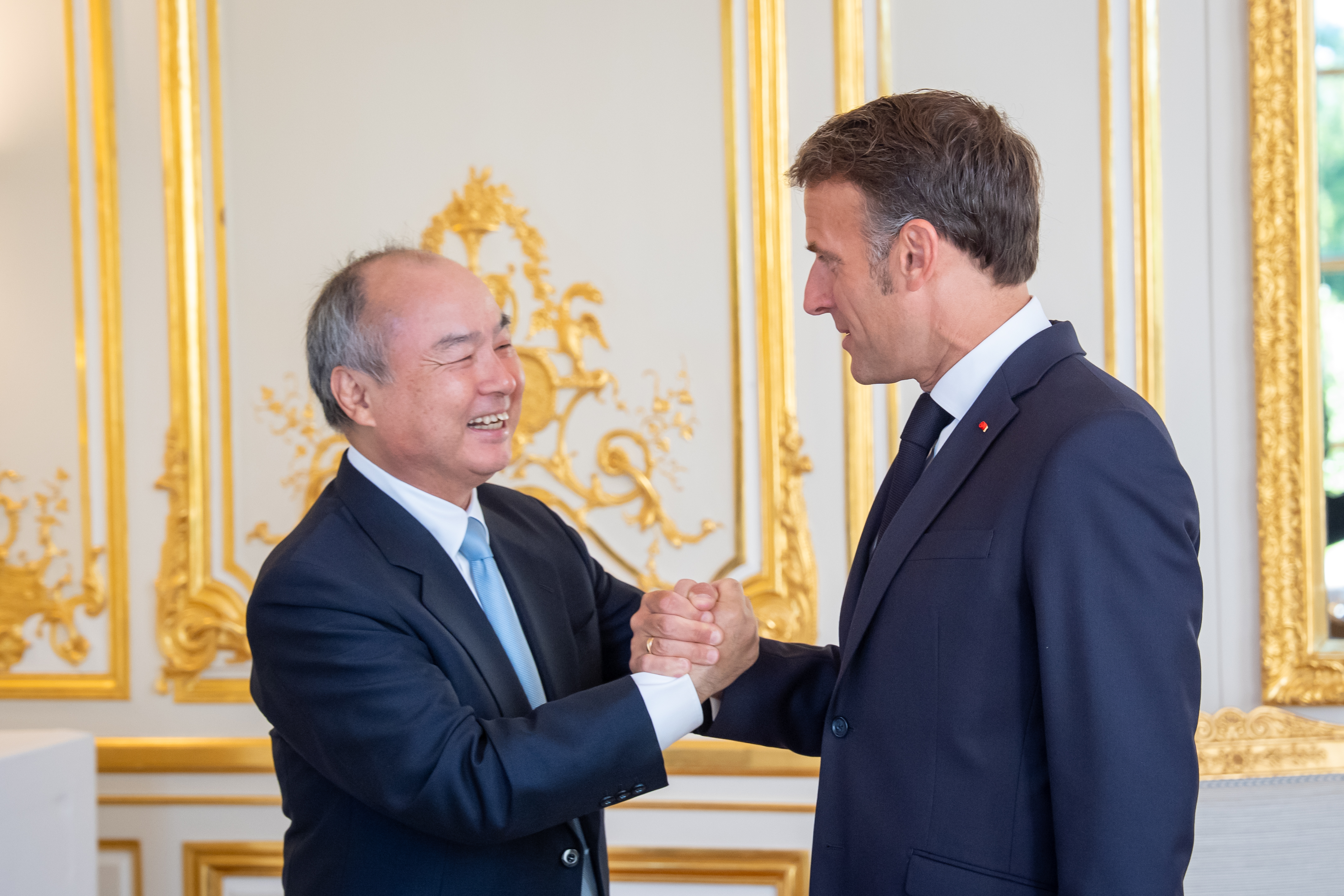 Emmanuel Macron et Masayoshi Son se serrent la main dans le salon doré de l'Élysée, 1er juin 2026 — Choose France
