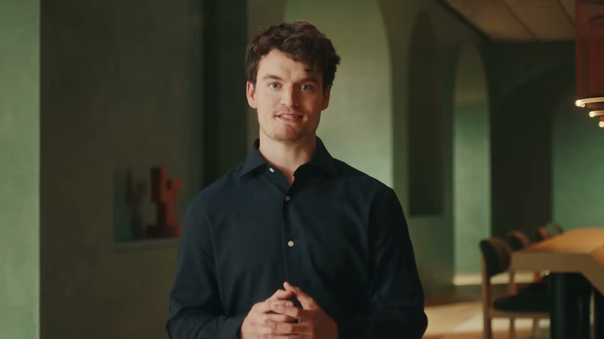 Alex Albert, Research Product Management chez Anthropic, dans la vid&eacute;o d'annonce de Claude Fable 5.