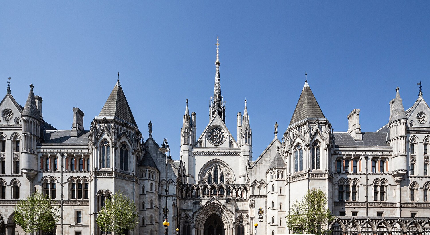 Les Royal Courts of Justice à Londres — la justice britannique face à l'arrivée des cabinets d'avocats animés par IA.