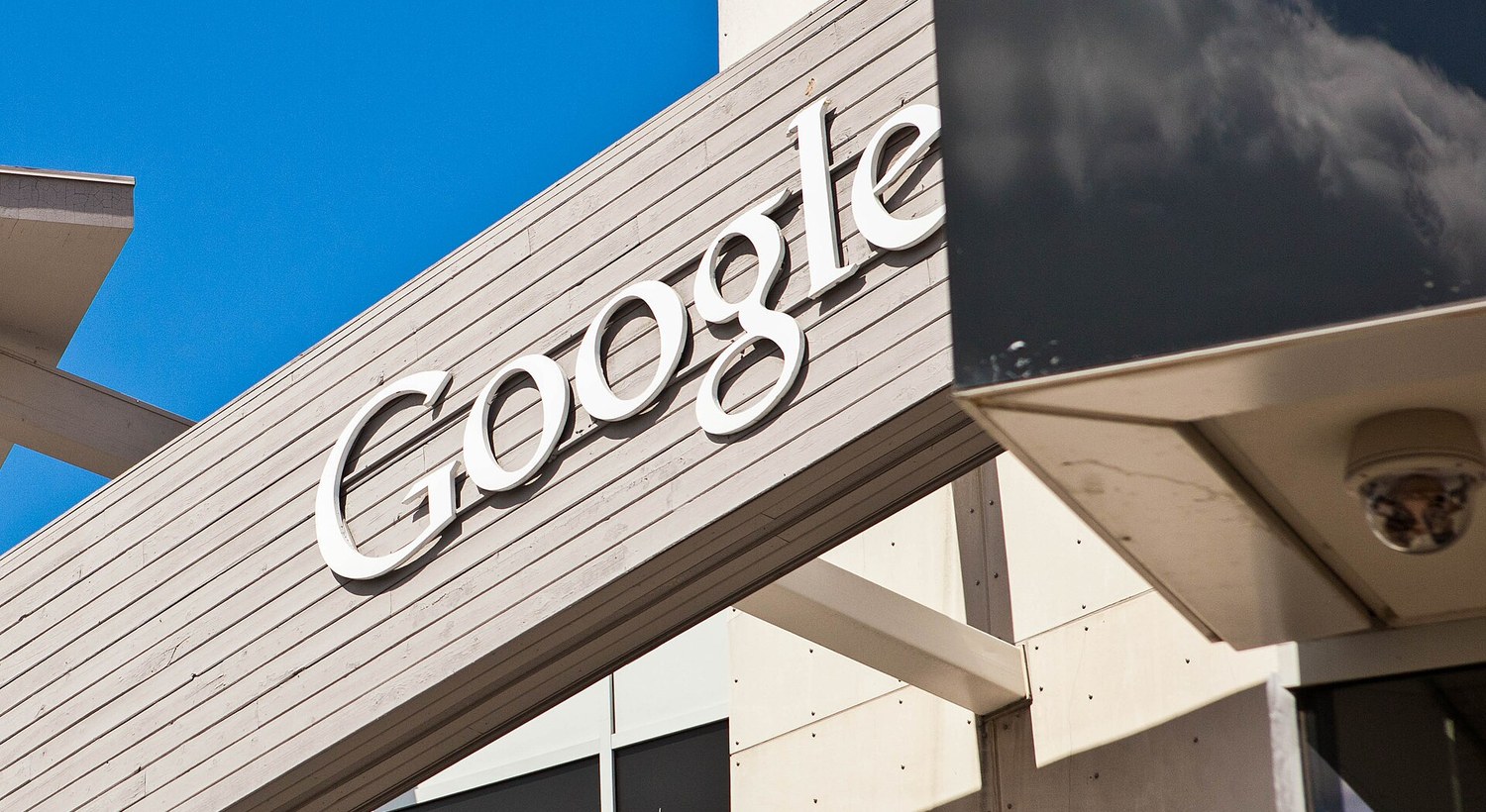 Le logo Google sur un bâtiment du Googleplex — Google DeepMind noue un partenariat IA avec le studio A24.