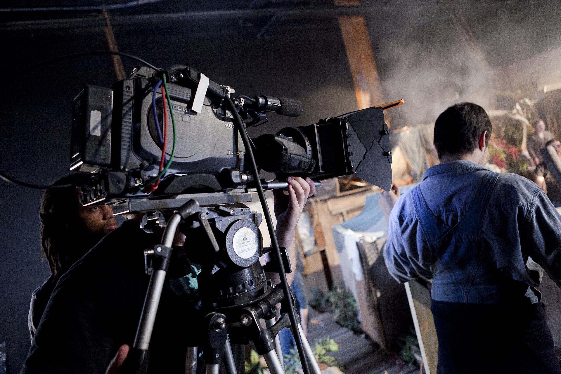 Plateau de tournage professionnel avec caméra et équipe technique.