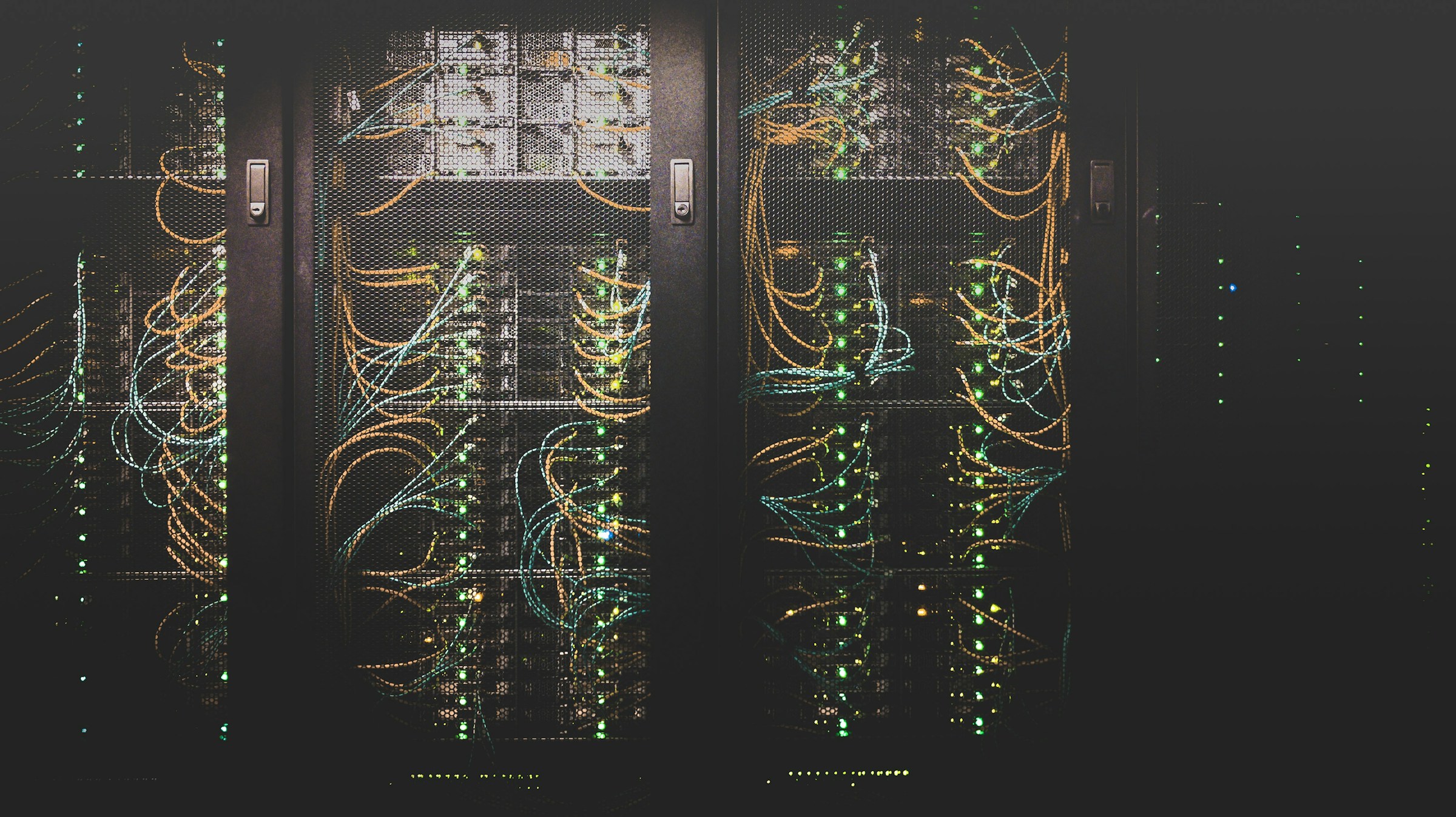 Baies serveurs en fonctionnement &mdash; fibres optiques color&eacute;es et LED de statut