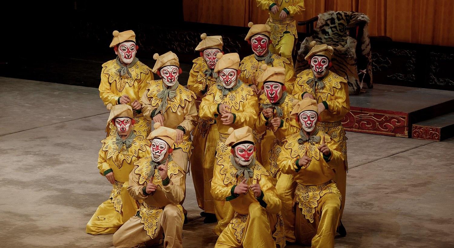 Troupe d'opéra de Pékin incarnant Sun Wukong, le Roi des Singes — héros de La Pérégrination vers l'Ouest.