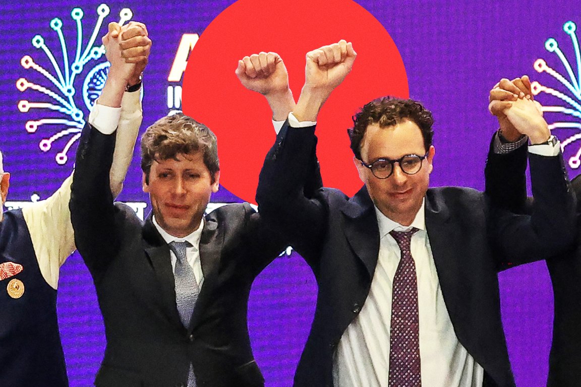 Sam Altman (OpenAI) et Dario Amodei (Anthropic) sur scène au AI Impact Summit de New Delhi, 19 février 2026, refusant de se tenir la main malgré l'insistance de Narendra Modi pour la photo officielle.