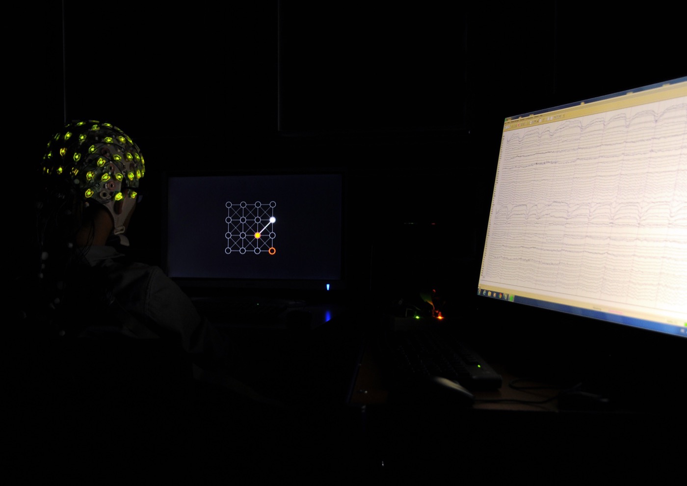 Casque d'électrodes d'électroencéphalographie — Meta décode l'activité cérébrale en texte sans implant.