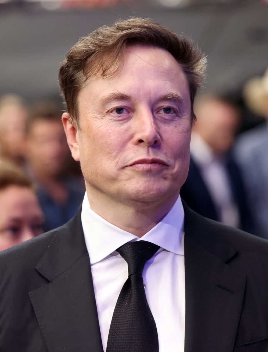 Elon Musk, dont Tesla et SpaceX investissent 16,8 milliards de dollars dans l'usine de puces Terafab au Texas.