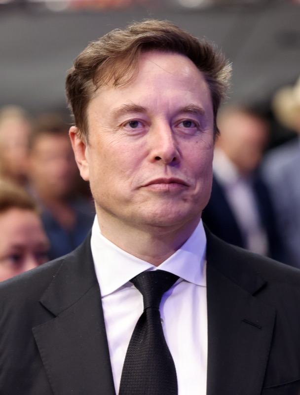Portrait d'Elon Musk, entrepreneur am&eacute;ricain et d&eacute;fenseur de l'Universal High Income face au remplacement humain par l'IA.