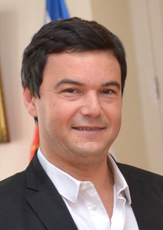 Portrait de Thomas Piketty, &eacute;conomiste fran&ccedil;ais sp&eacute;cialiste des in&eacute;galit&eacute;s, auteur du Capital au XXIe si&egrave;cle et d&eacute;fenseur d'une dotation universelle financ&eacute;e par la fiscalit&eacute;.