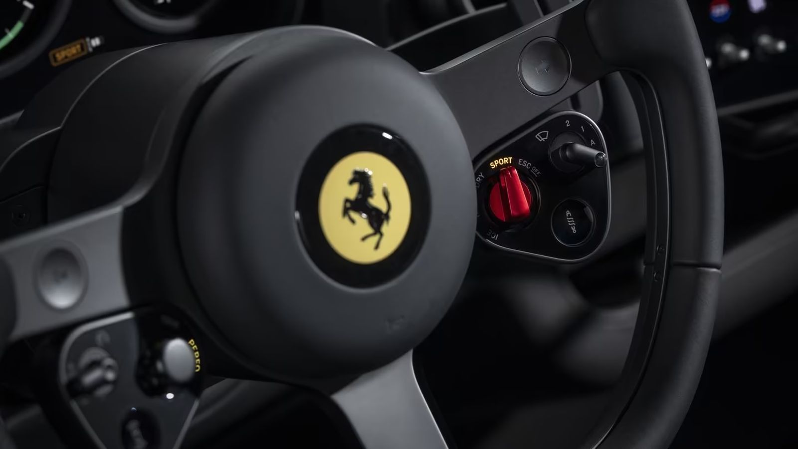 Intérieur de la Ferrari Luce : volant et manettino Sport, commandes physiques en aluminium anodisé, sans grand écran tactile, conçus par LoveFrom.