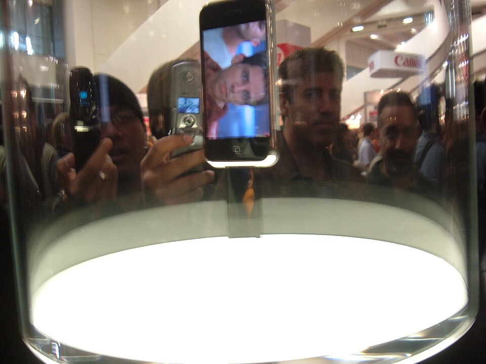 Premier iPhone présenté au Macworld 2007, conçu sous la direction design de Jony Ive.