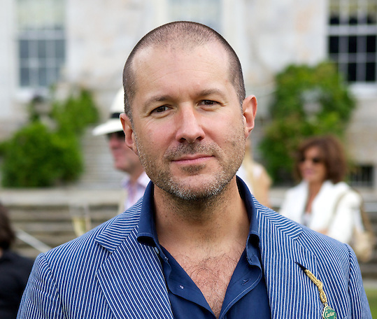 Portrait de Jony Ive, ancien directeur du design d'Apple, aujourd'hui chez OpenAI via son studio LoveFrom.