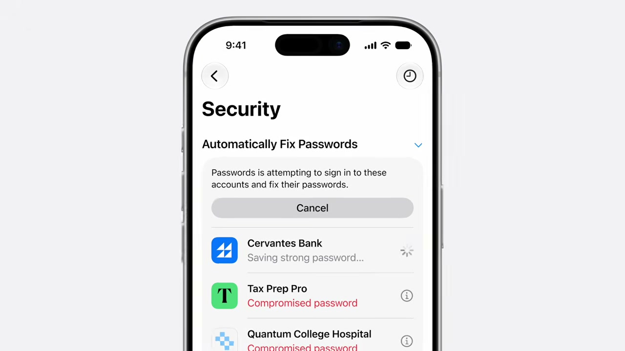 Fonction Apple Intelligence de mise à jour automatique des mots de passe compromis dans iOS 27, montrée à la WWDC 2026 : l'écran Sécurité propose de corriger en un tap les mots de passe signalés comme compromis.