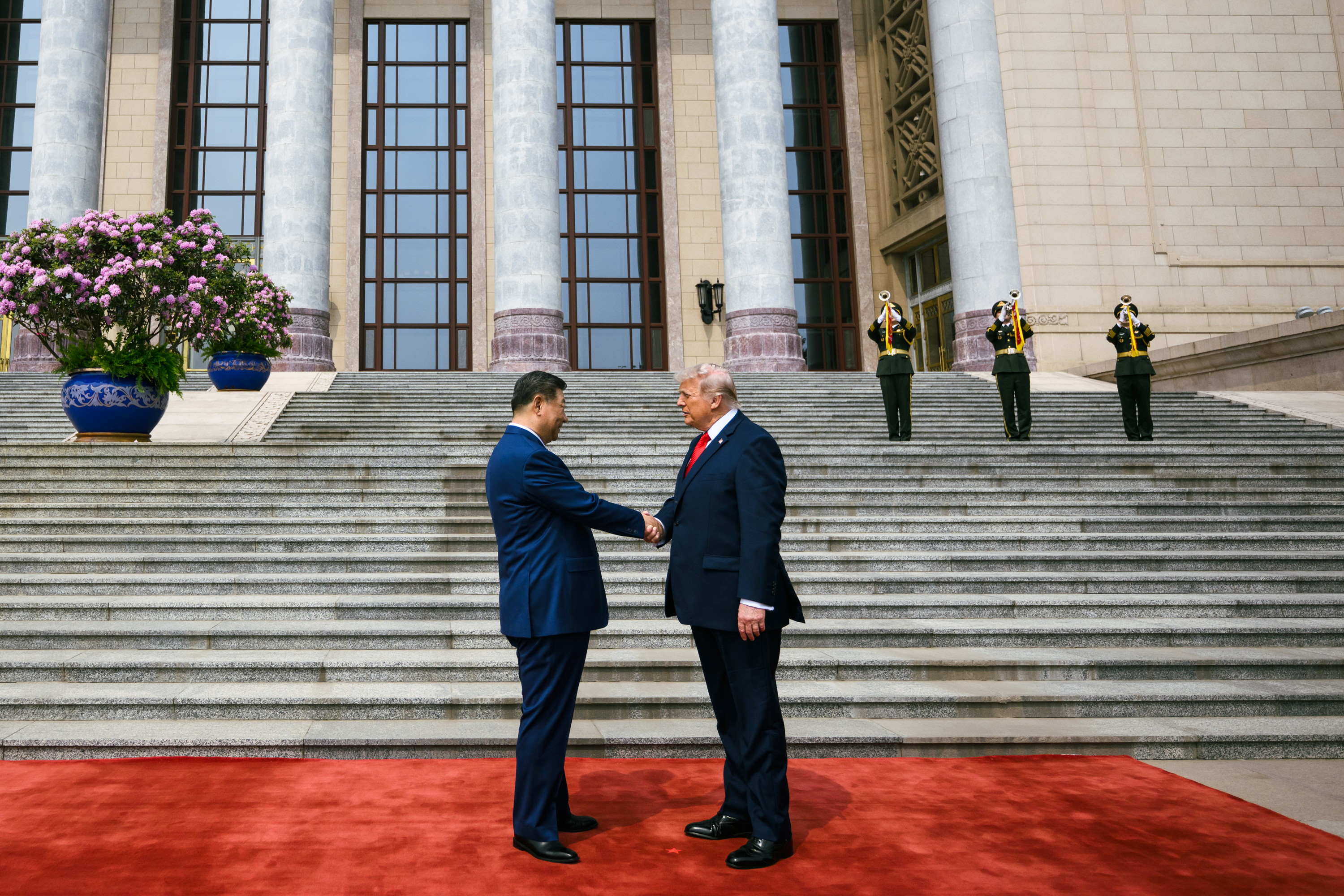 Donald Trump et Xi Jinping se serrent la main lors de la c&eacute;r&eacute;monie d&rsquo;accueil officielle au Grand Palais du Peuple, 14 mai 2026