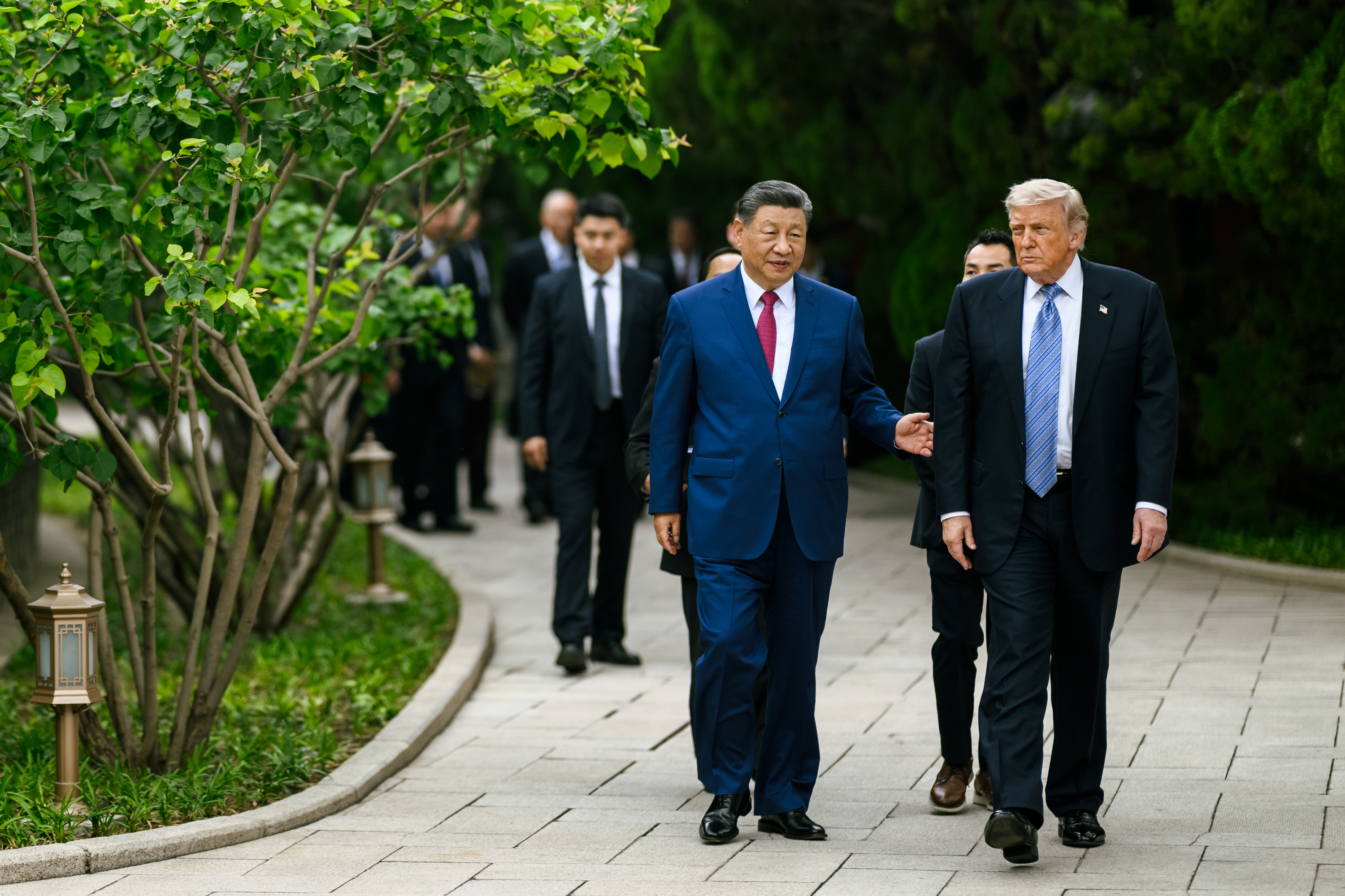 Trump et Xi marchant dans les jardins de Zhongnanhai, P&eacute;kin, 15 mai 2026