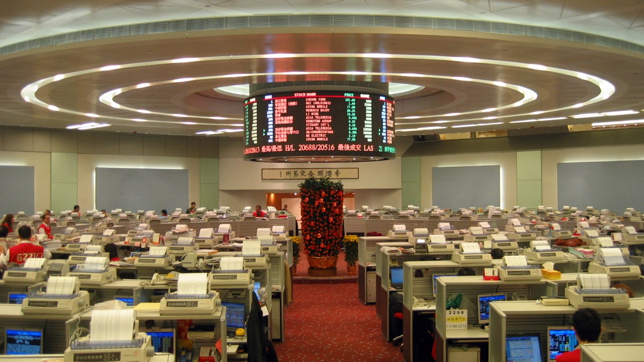 Salle de marché de la Bourse de Hong Kong, où l'action de Zhipu s'est envolée après le lancement de GLM-5.2.