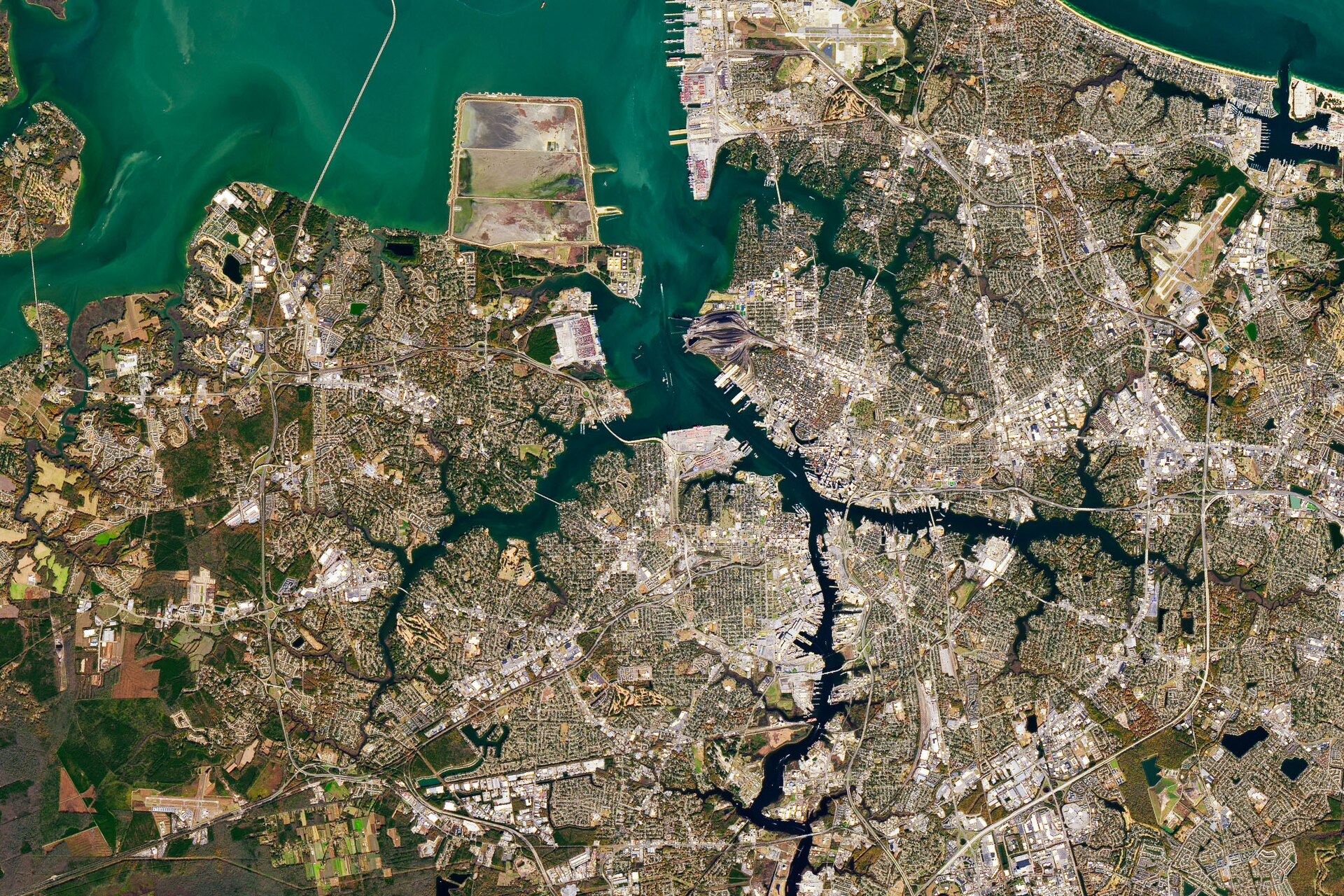 Porte-conteneurs et terminal portuaire, illustrant les échanges commerciaux et le contrôle des exportations technologiques.